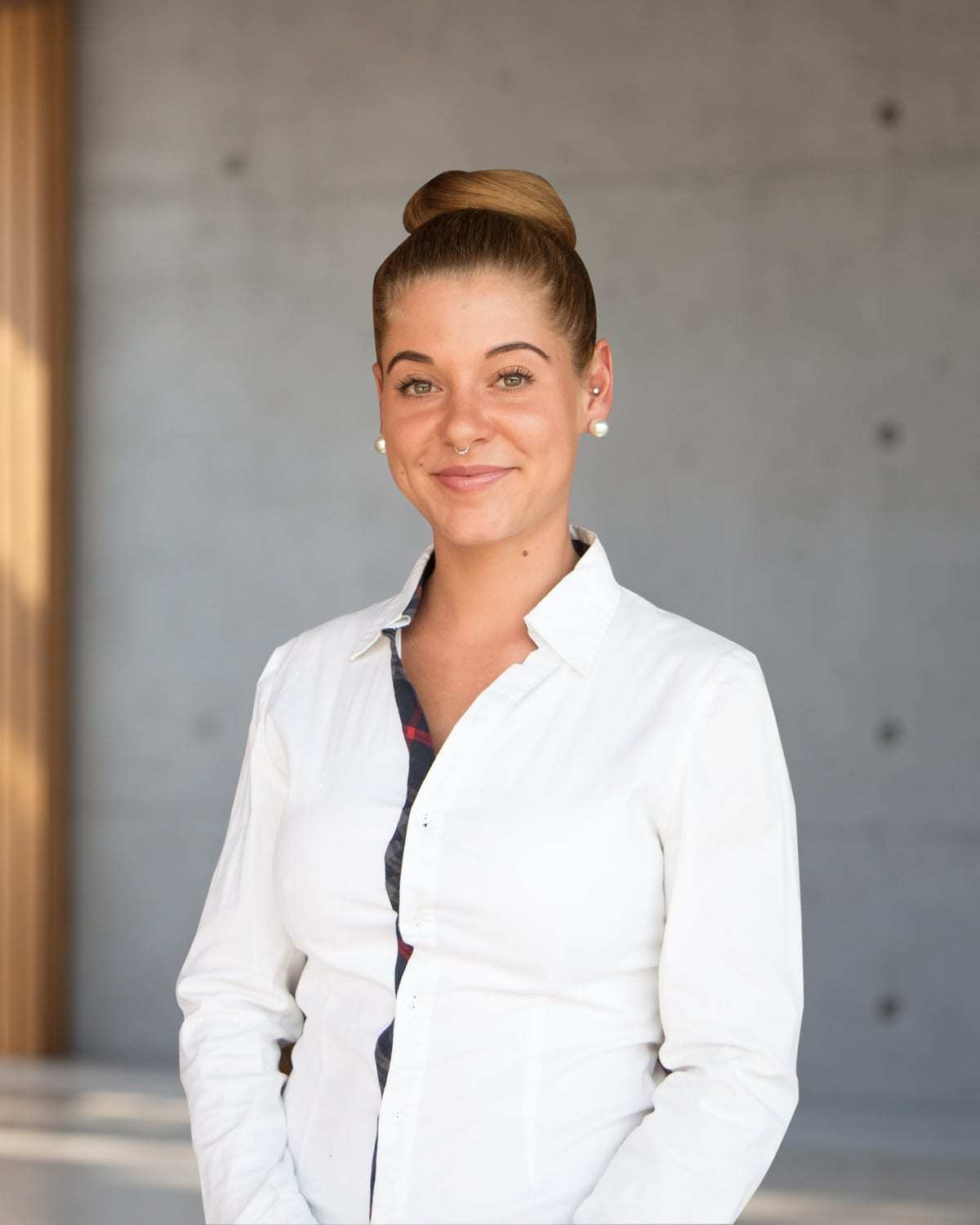 Porträt von Nicole Wettstein in weisser Bluse